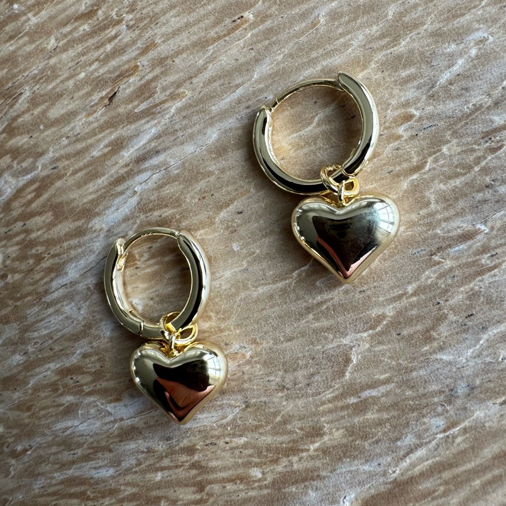 NWOT Goop Gold Plated Puff Heart Huggie Earrings - Picture 3 of 5